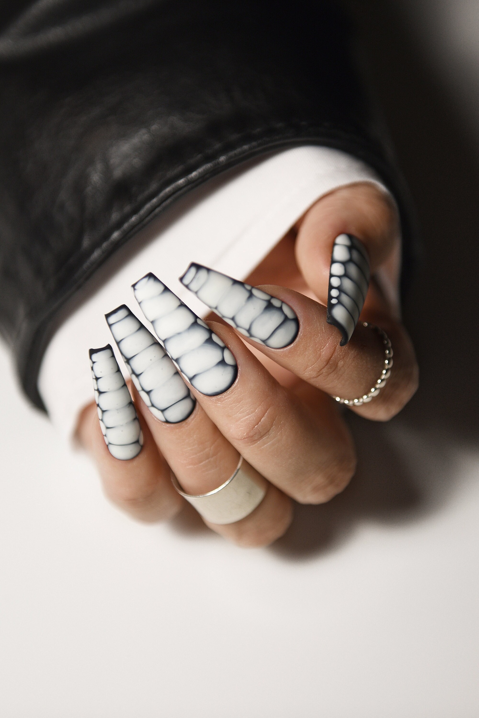 Grunge Fashion Fusion: Bring Flannel Shirts, Ripped Jeans & Graphic Tees into your Manicure